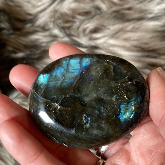 Gorgeous labradorite palm stone - Picture 3 of 3